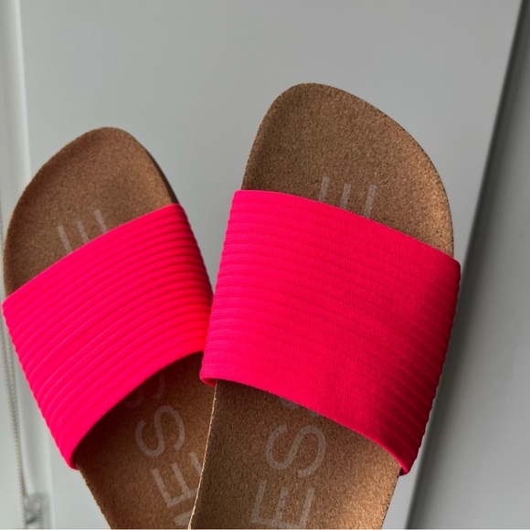 MESSAGE Bright Pink Slide Sandals - Picture 4 of 8
